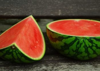 В Краснодаре торговец арбузами угрожал женщине сломать телефон