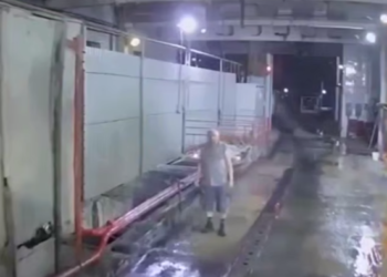 В Краснодаре троллейбус наехал на мойщика из-за случайного нажатия педали