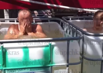 Сотрудники винзавода на Кубани показали, как принимают винные ванны