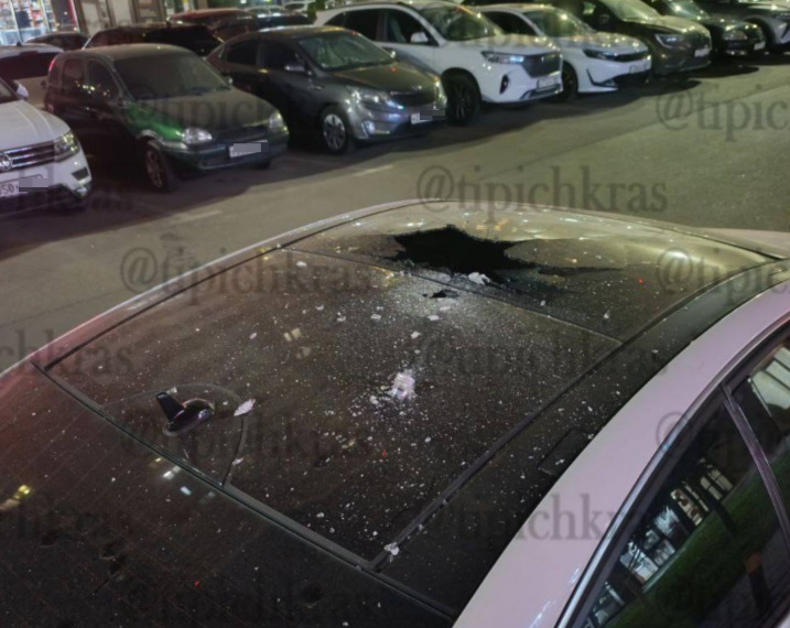 Автомобиль с пробитой крышей в Краснодаре стал жертвой хулиганов