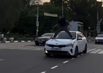 В Армавире тиктокер устроил опасные танцы на капоте движущегося автомобиля