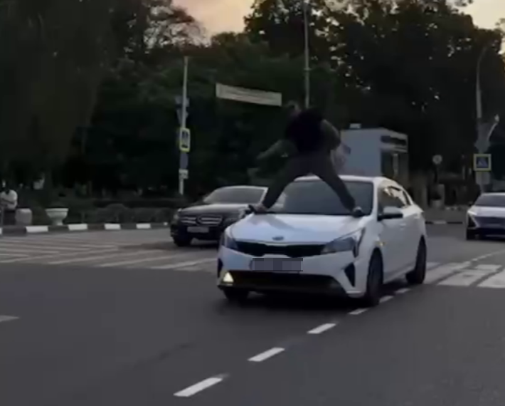 В Армавире тиктокер устроил опасные танцы на капоте движущегося автомобиля