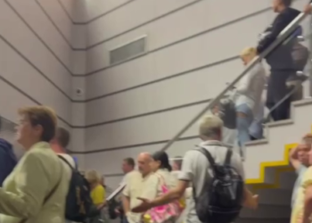 Рейс из Сочи в Питер задержан на 12 часов после атаки беспилотников