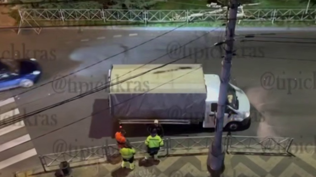 Дорожные рабочие в Краснодаре применили силу к подростку, испортившему их авто