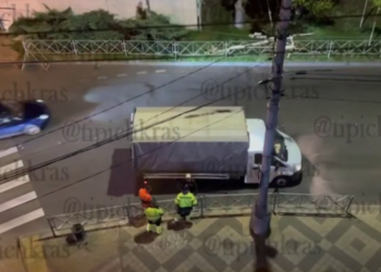 Дорожные рабочие в Краснодаре применили силу к подростку, испортившему их авто