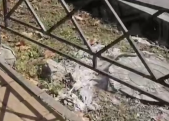 В Сочи у 4-й горбольницы забил канализационный гейзер