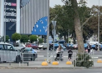 Четверо детей на одном самокате переехали пять полос в Краснодаре