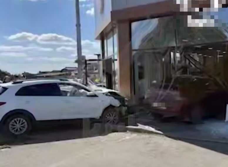 Автомобиль въехал в магазин в Славянске-на-Кубани