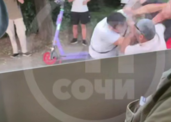 Словесная перепалка между пассажирами в автобусе переросла в драку в Сочи