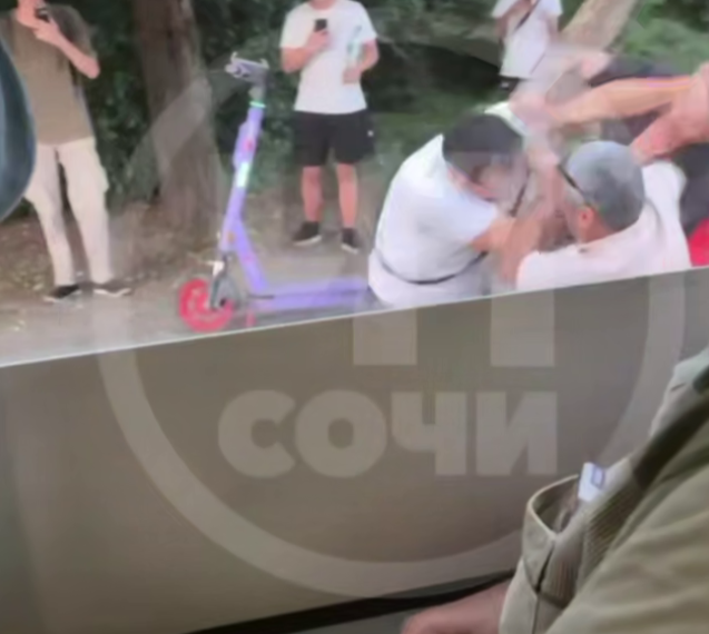 Словесная перепалка между пассажирами в автобусе переросла в драку в Сочи