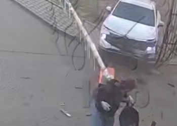 В Краснодаре столб едва не придавил мать с коляской из-за водителя с ребёнком