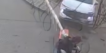 В Краснодаре столб едва не придавил мать с коляской из-за водителя с ребёнком