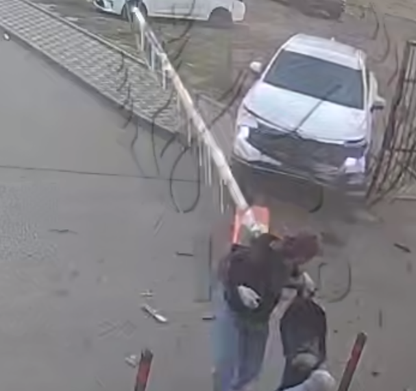 В Краснодаре столб едва не придавил мать с коляской из-за водителя с ребёнком