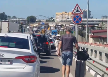 В Сочи из-за затора туристы с чемоданами идут к аэропорту пешком