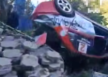 Гоночный автомобиль залетел во двор частного дома в Лазаревском районе Сочи