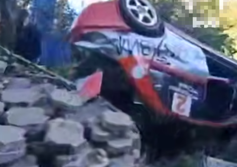 Гоночный автомобиль залетел во двор частного дома в Лазаревском районе Сочи