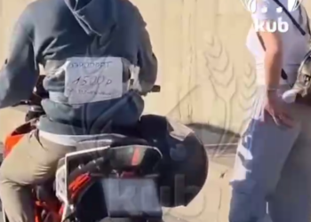 Мотоциклисты-предприниматели за 1500 ₽ вызволяют туристов из пробки в Адлере