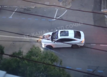 Обнаженный мужчина устроил необычную поездку на капоте автомобиля в Сочи