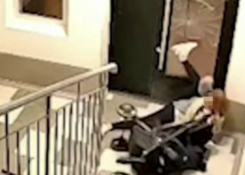 В  Ростове-на-Дону мать использовала младенца в коляске как таран для дверей