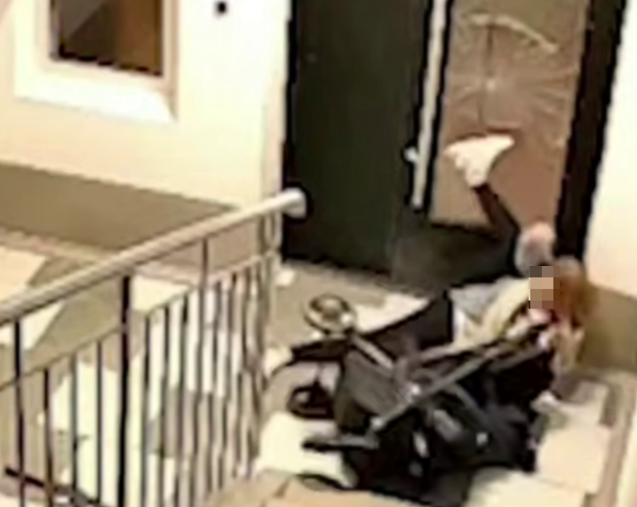 В Ростове-на-Дону мать использовала младенца в коляске как таран для дверей