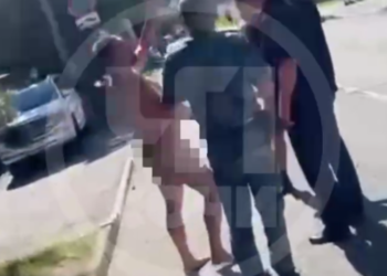 На улицах Сочи мужчина в костюме Адама выгуливал своего Чарлика