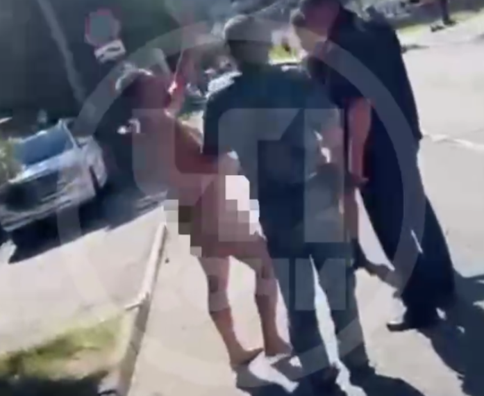 На улицах Сочи мужчина в костюме Адама выгуливал своего Чарлика