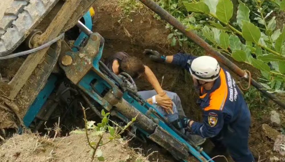Спасатели Сочи деблокировали водителя из опрокинувшегося экскаватора