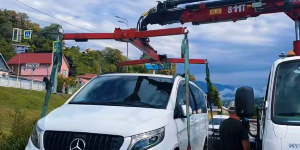 В аэропорту Сочи эвакуируют авто нелегальных перевозчиков