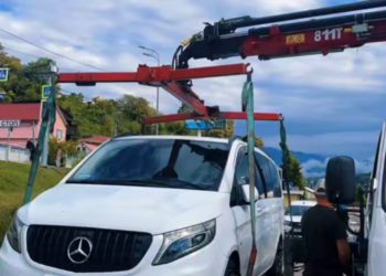 В аэропорту Сочи эвакуируют авто нелегальных перевозчиков