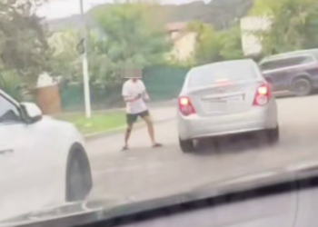 В Сочи пешеход набросился на автомобиль прямо на дороге