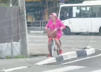 В Дагомысе заметили двойника Елизаветы II на велосипеде