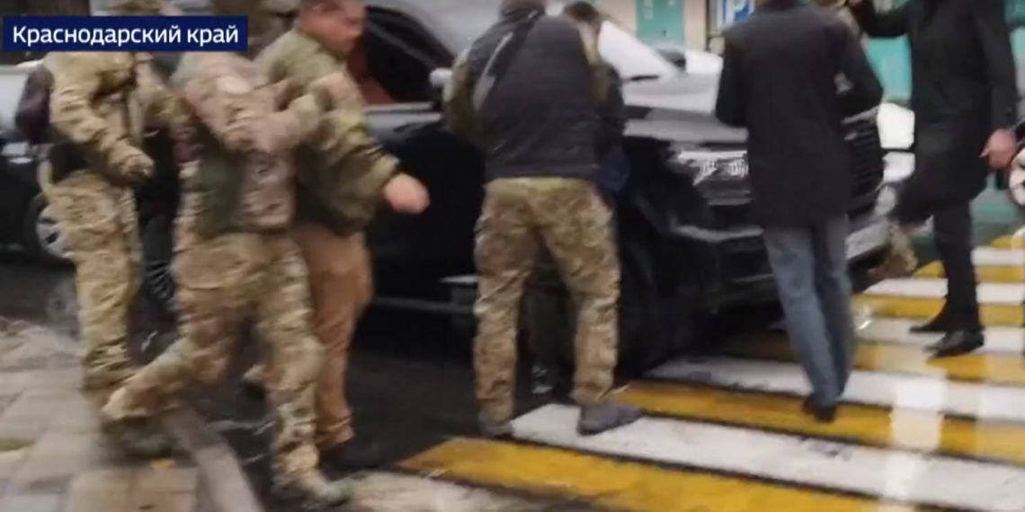 Появилось видео, как на экс-замгубернатора Кубани Власова надели наручники