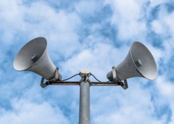 По береговой линии в Новороссийске звучит сирена