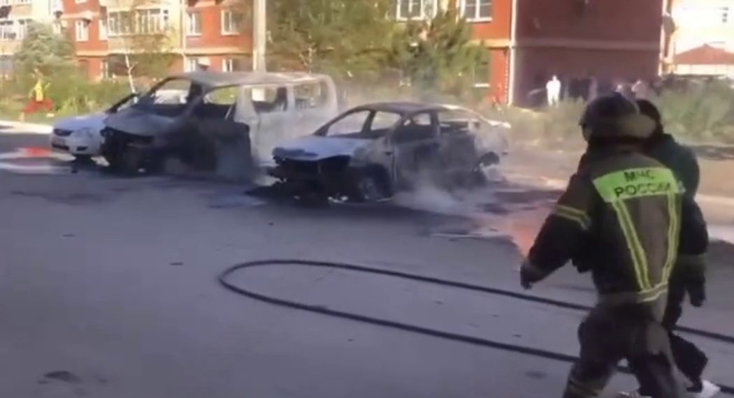 Сразу три автомобиля сгорели на парковке ЖК рядом с Краснодаром