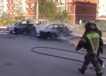 Сразу три автомобиля сгорели на парковке ЖК рядом с Краснодаром