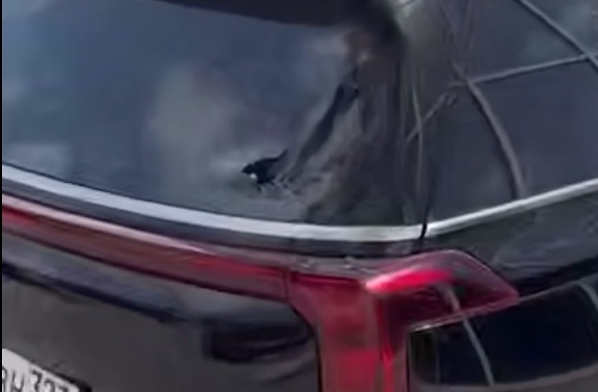 В Сочи блогеру Кахе разбили стекло в новой иномарке