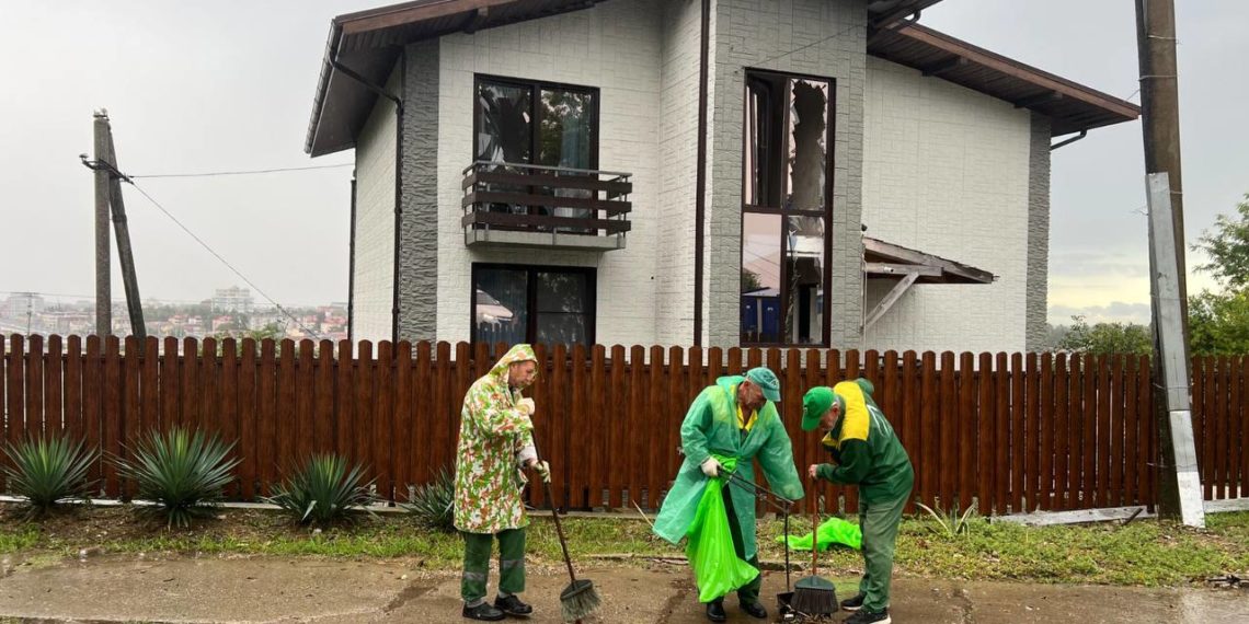 В Сочи при атаке БПЛА повреждены семь жилых домов и мемориал ветерану