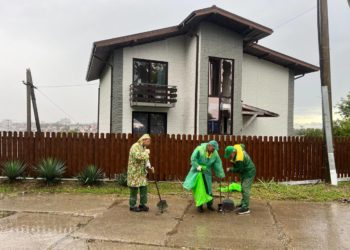 В Сочи при атаке БПЛА повреждены семь жилых домов и мемориал ветерану