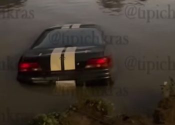 В Краснодаре Toyota скатилась в реку