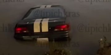 В Краснодаре Toyota скатилась в реку