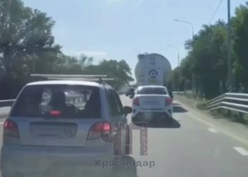 В Краснодаре водитель восемь километров преследовал женщину и ударил по авто