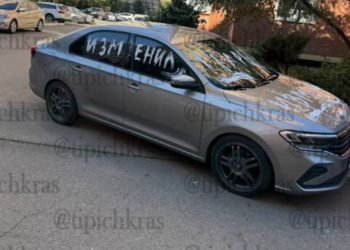 В Краснодаре женщина испортила надписями машину мужчины
