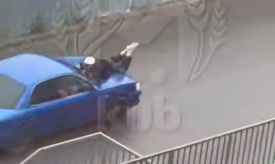 Краснодарец катался на капоте авто своей возлюбленной