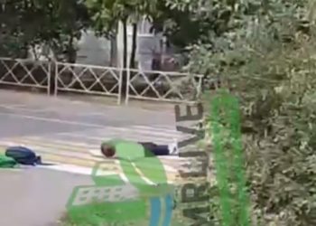 В Краснодаре школьник лежал прямо на дороге и попал на видео