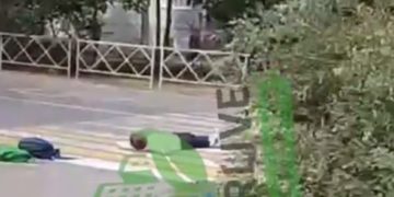 В Краснодаре школьник лежал прямо на дороге и попал на видео