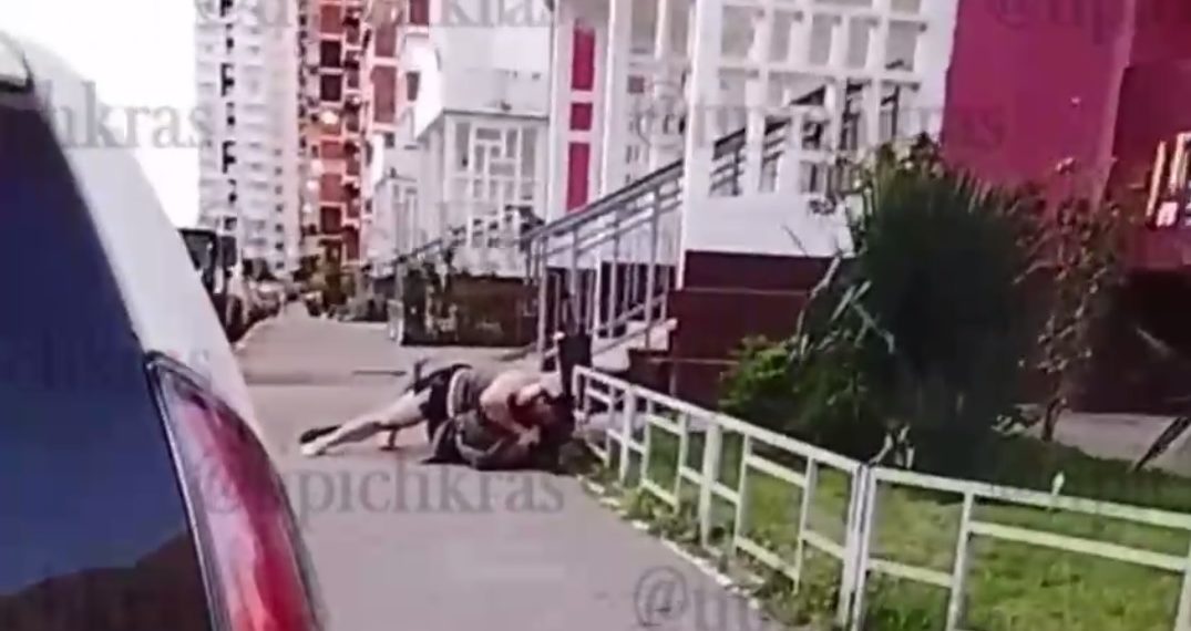 В Краснодаре двое полуголых мужчин устроили спарринг во дворе