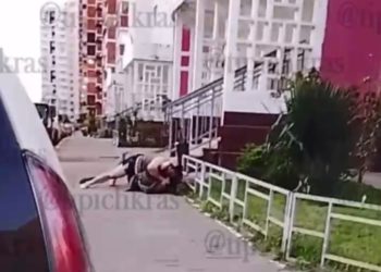 В Краснодаре двое полуголых мужчин устроили спарринг во дворе