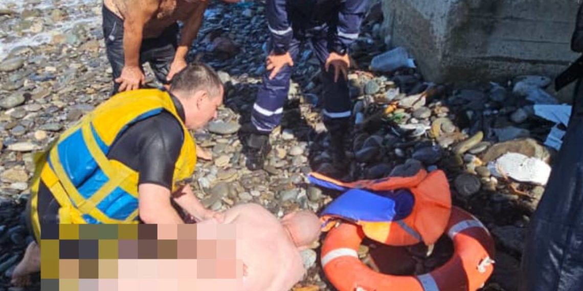 Тонущего мужчину спасли утром у берегов Сочи