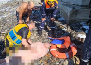 Тонущего мужчину спасли утром у берегов Сочи