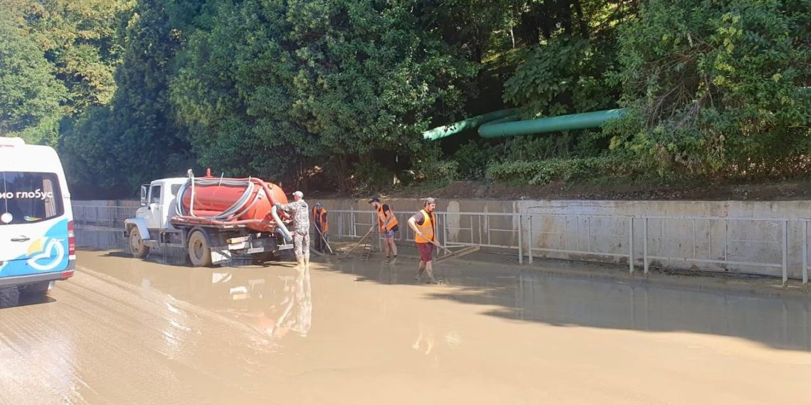 На трассе в Адлере временно сужена проезжая часть из-за прокладки водовода